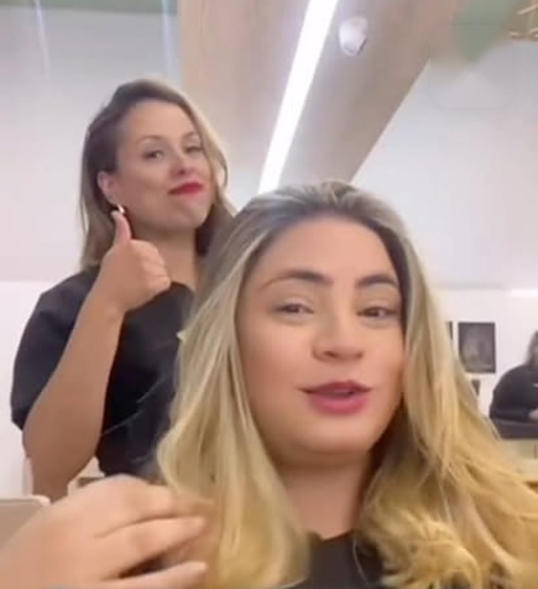 Carla com cliente após loiro iluminado