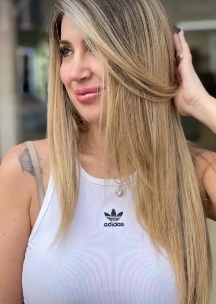 Cliente com loiro iluminado liso feito no studio