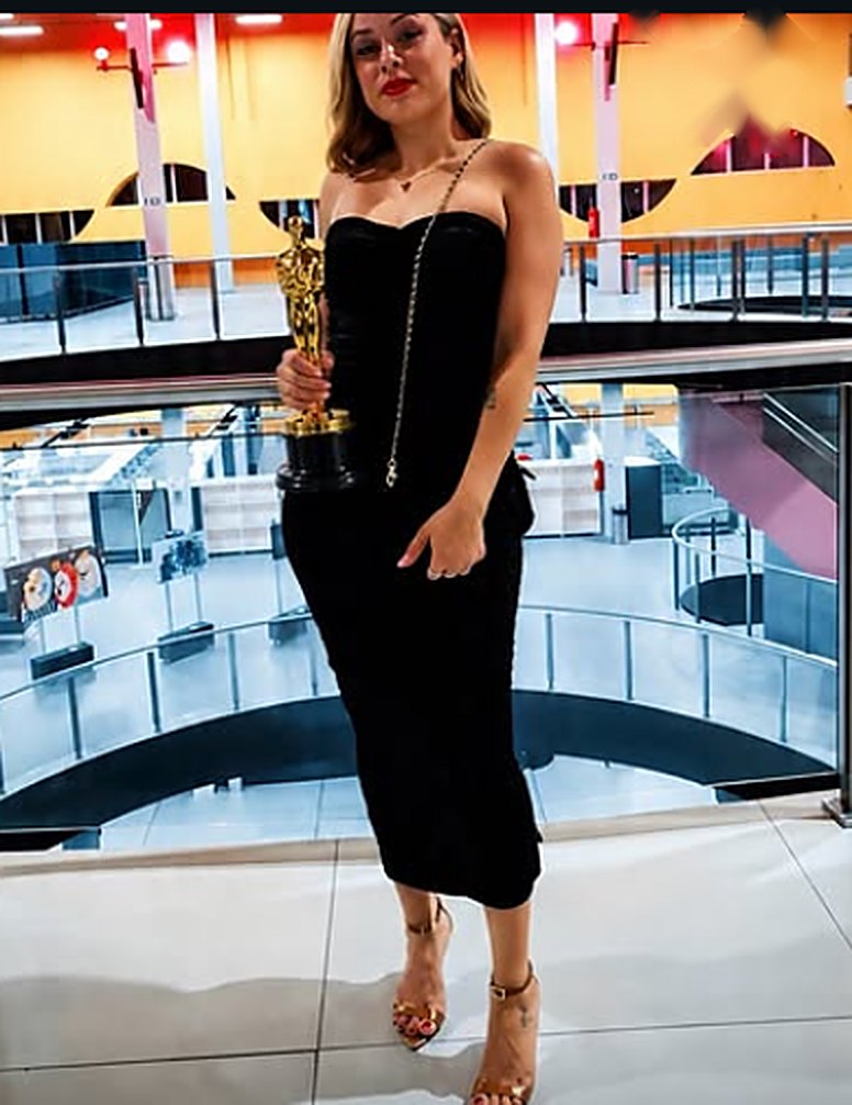 Carla Viana de vestido preto em evento